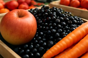 Daily Trade Summary: Dessert Apples and Carrots in Supply, Buyers Seek Cherries and Currants